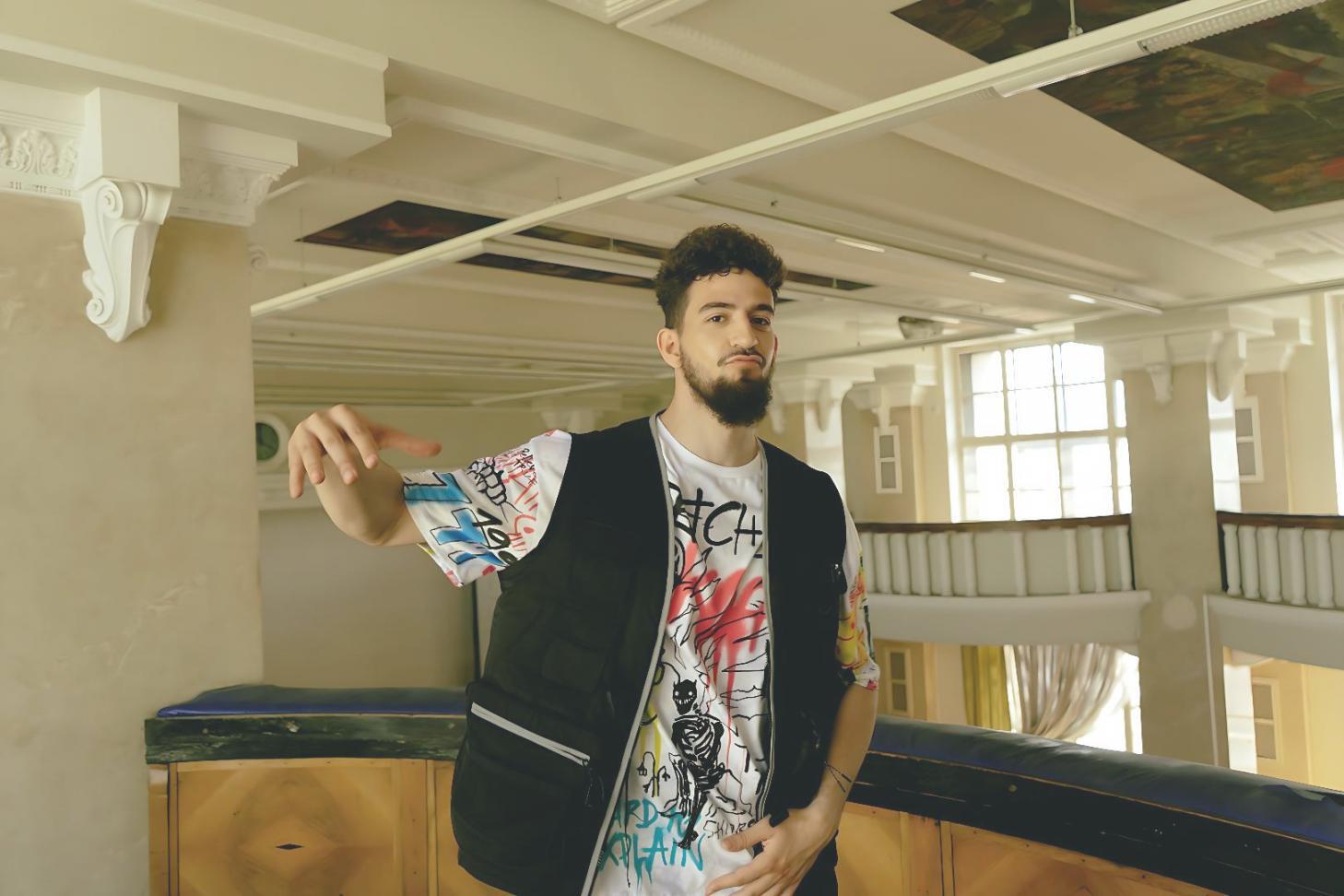 Estudiante de danza practicando técnicas de freestyle en estudio profesional